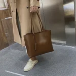 Sac à Bandoulière en Cuir Véritable – Élégance et Fonctionnalité