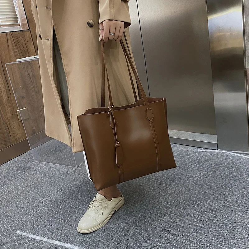 Sac à Bandoulière en Cuir Véritable – Élégance et Fonctionnalité