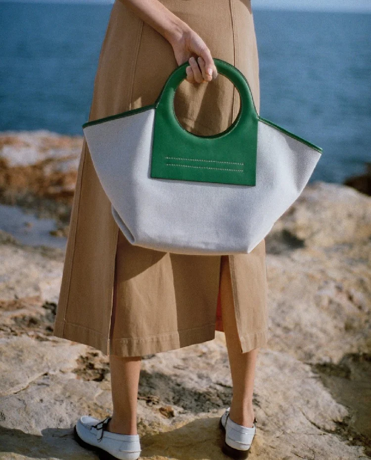 Sac Shopping en Toile & Cuir – Élégance Artisanale et Engagement Écoresponsable 3 Sac Shopping en Toile & Cuir – Élégance Artisanale et Engagement Écoresponsable