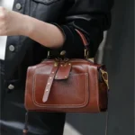 Sac à Bandoulière en Cuir de Vachette – Style Boston Vintage