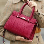 Julia – Élégance Croco & Luxe Durable en Cuir Véritable Certifié 9 Julia – Élégance Croco & Luxe Durable en Cuir Véritable Certifié