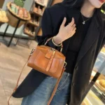 Sac à Bandoulière en Cuir de Vachette – Style Boston Vintage